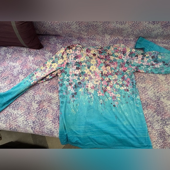 Women's Floral V neck Long Sleeve Tee - Picture 3 of 7